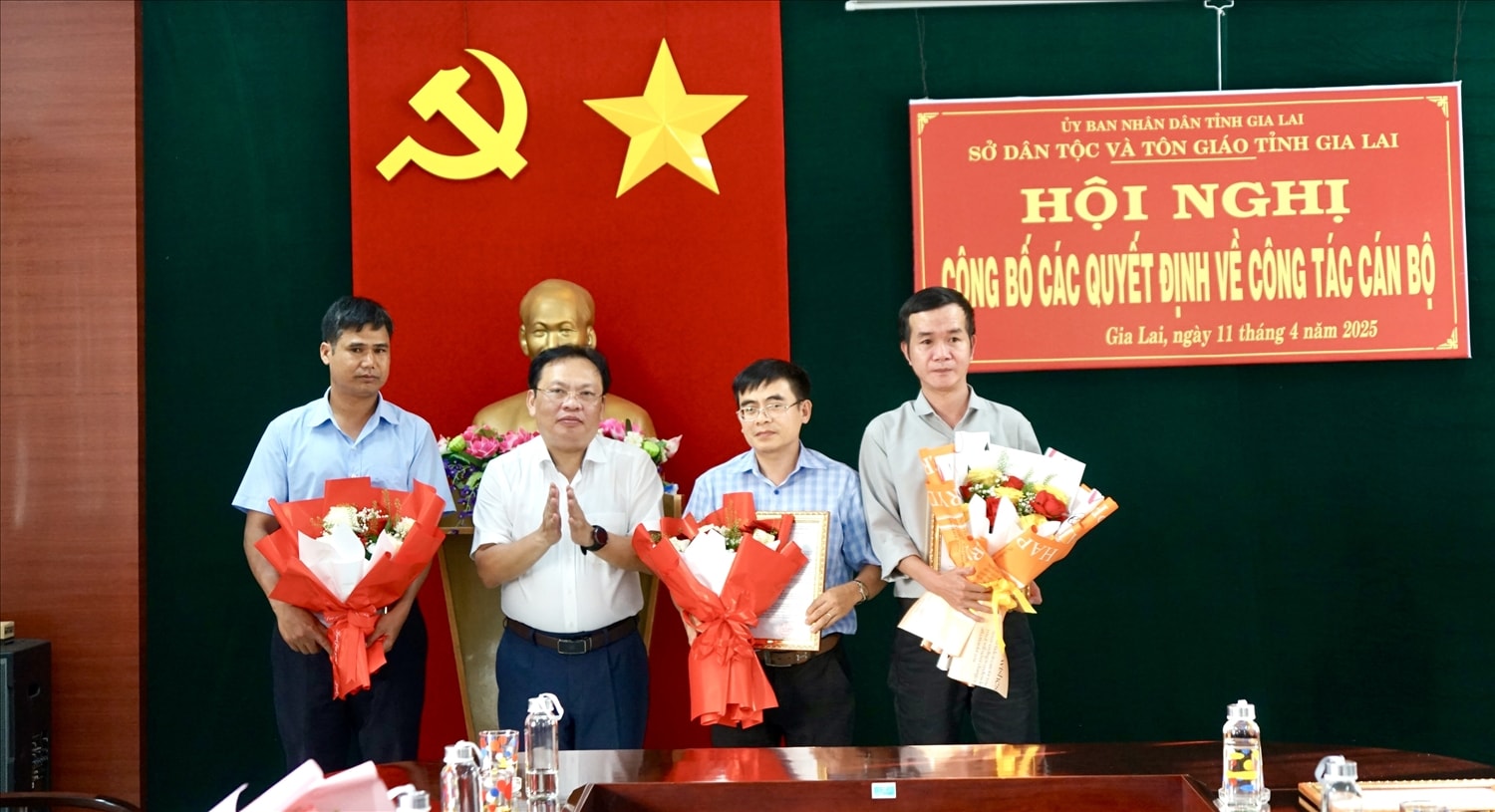 Giám đốc Sở Dân tộc và Tôn giáo tỉnh Gia Lai trao quyết định điều động 3 công chức