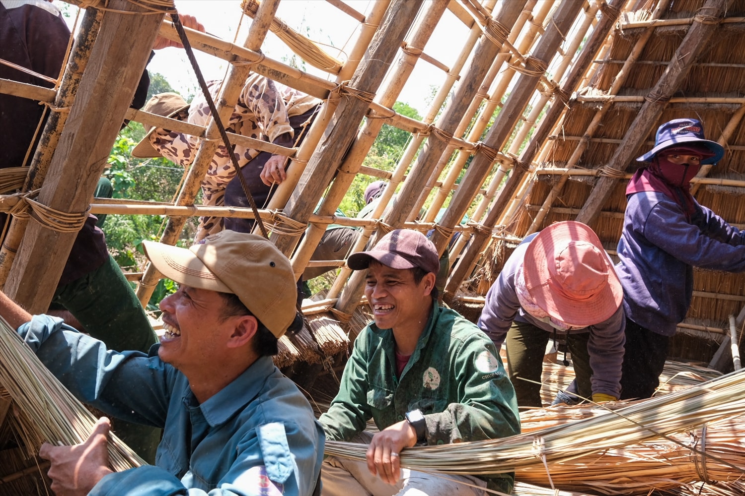 Mỗi người dân đều vui vẻ, tự nguyện, tự giác, đóng góp sức người trong việc chung của làng Mỗi người dân đều vui vẻ, tự nguyện, tự giác, đóng góp sức người trong việc chung của làng