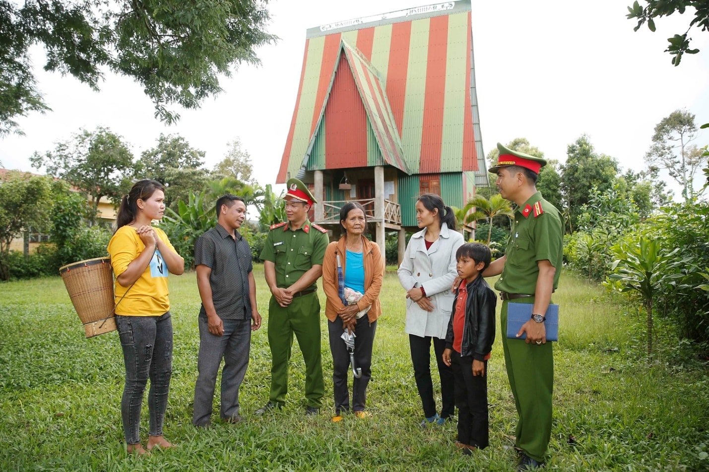 Cán bộ, chiến sĩ Công an xã Ia Ka, huyện Chư Păh, tỉnh Gia Lai trao đổi với đồng bào dân tộc về tình hình an ninh, trật tự trên địa bàn. (Ảnh: TTXVN). Cán bộ, chiến sĩ Công an xã Ia Ka, huyện Chư Păh, tỉnh Gia Lai trao đổi với đồng bào dân tộc về tình hình an ninh, trật tự trên địa bàn. (Ảnh: TTXVN).