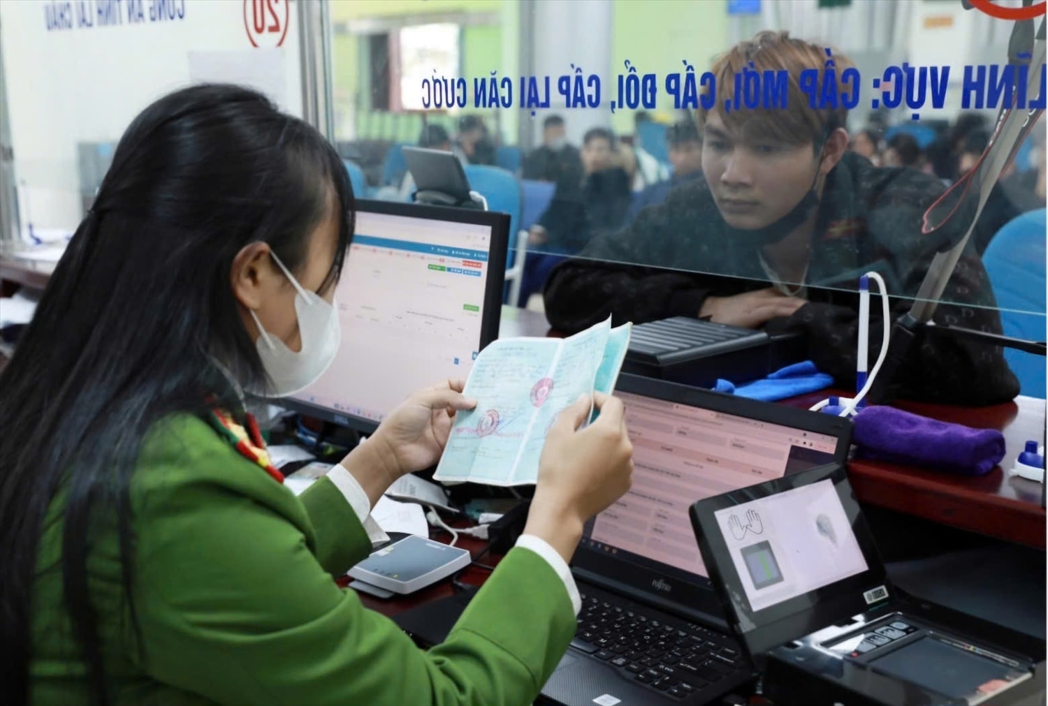 Cán bộ thường trực của Công an tỉnh Lai Châu tiếp nhận và giải quyết các thủ tục, hồ sơ của người dân tại  Trung tâm Phục vụ hành chính công