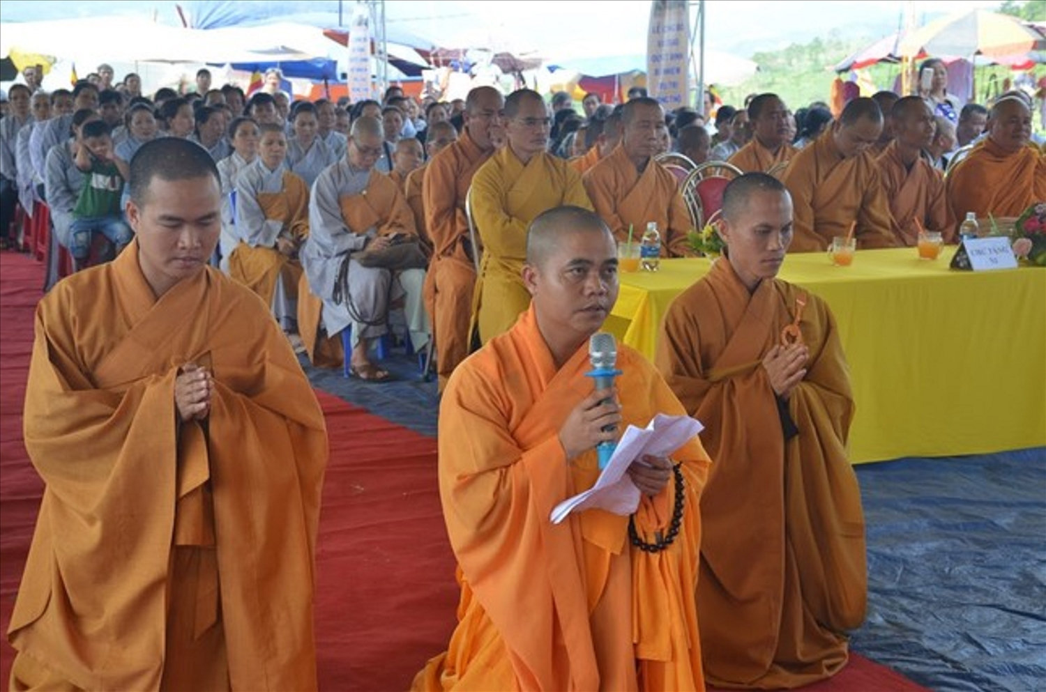 Đại đức Thích Nhuận Tâm cùng các Phật tử.