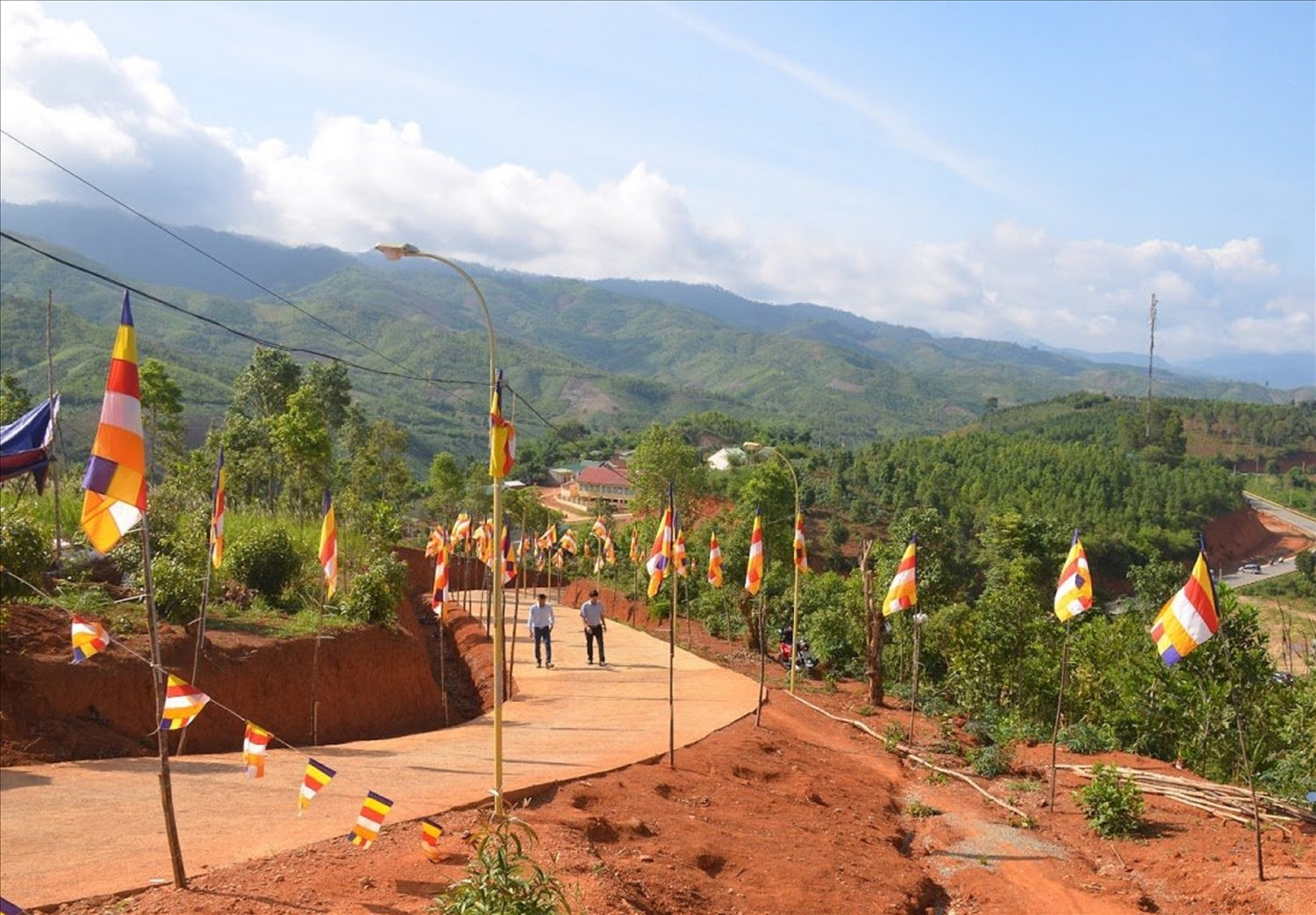 Chùa Khánh Linh xây dựng trên đỉnh non cao cực bắc của Kon Tum.