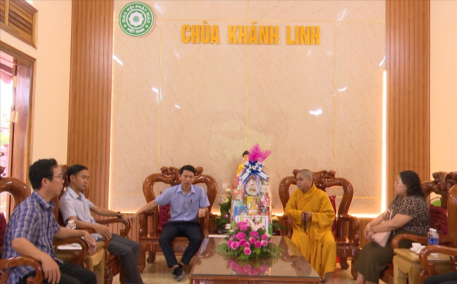 Bí thư Huyện ủy Thái Văn Tưởng Đăk Glei  (ngồi cùng Đại đức) cùng lãnh đạo huyện Đăk Glei thăm và chúc chư tăng chùa Khánh Linh nhân dịp Đại lễ Phật Đản Phật Lịch. 