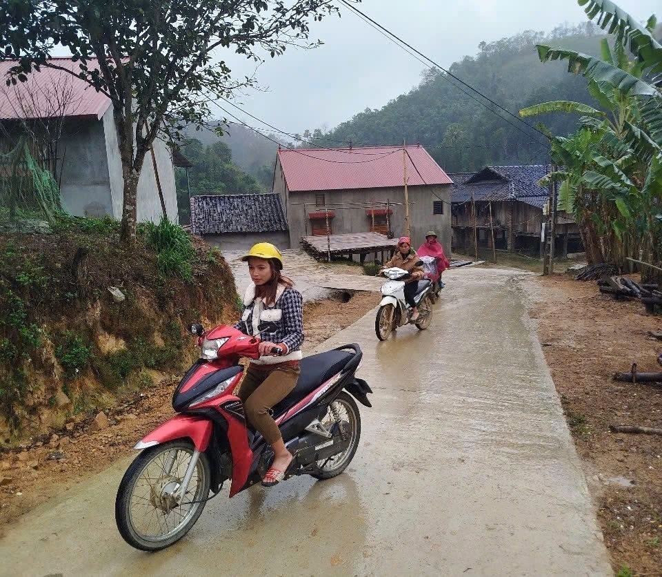Đường giao thông nông thôn ở xã Hoa Thám được xây dựng khang trang, giúp người dân đi lại thuận tiện
