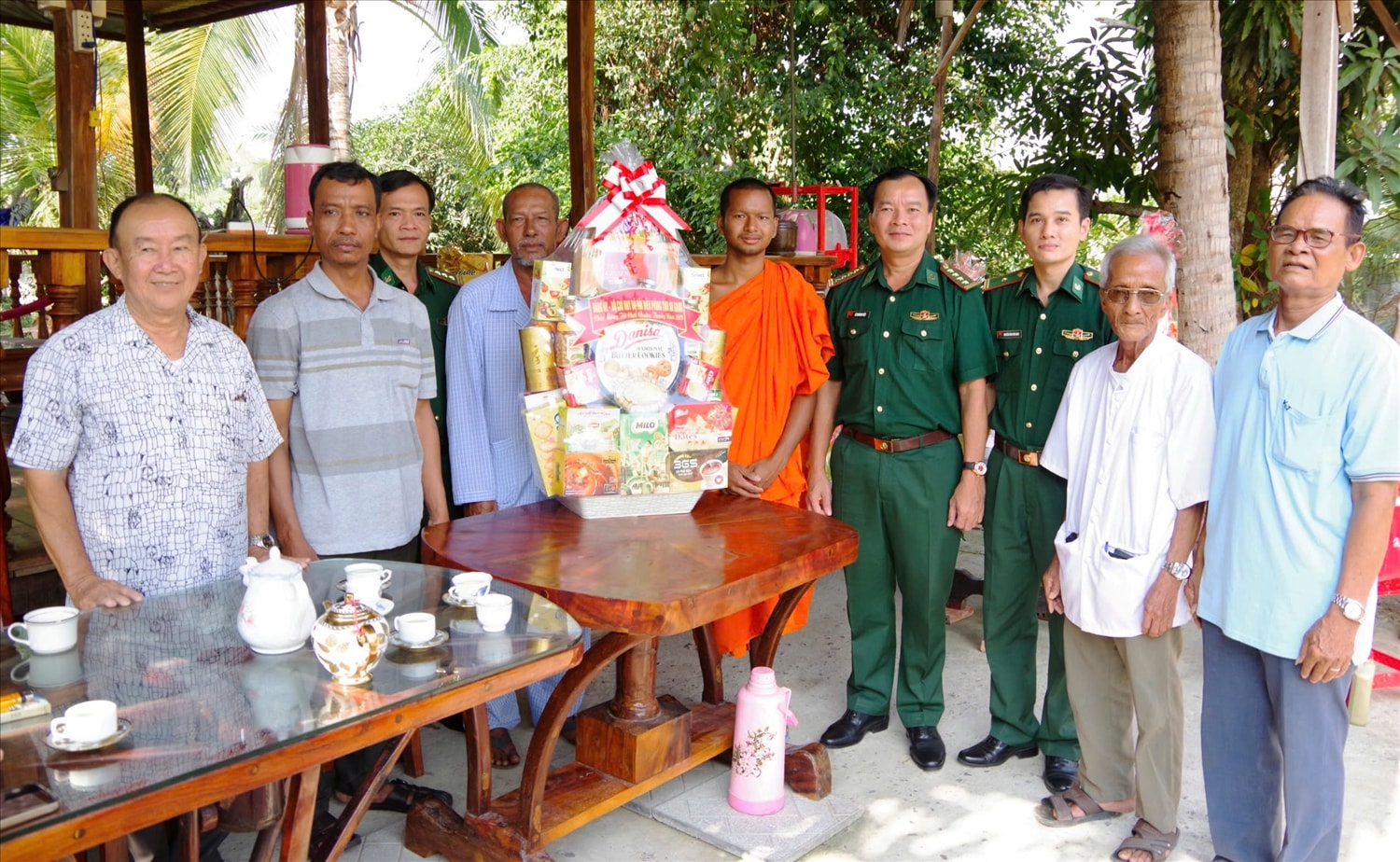 Chúc tết, tặng quà tại chùa Mới (phường Tịnh Biên, thị xã Tịnh Biên, tỉnh An Giang) Chúc tết, tặng quà tại chùa Mới (phường Tịnh Biên, thị xã Tịnh Biên, tỉnh An Giang)