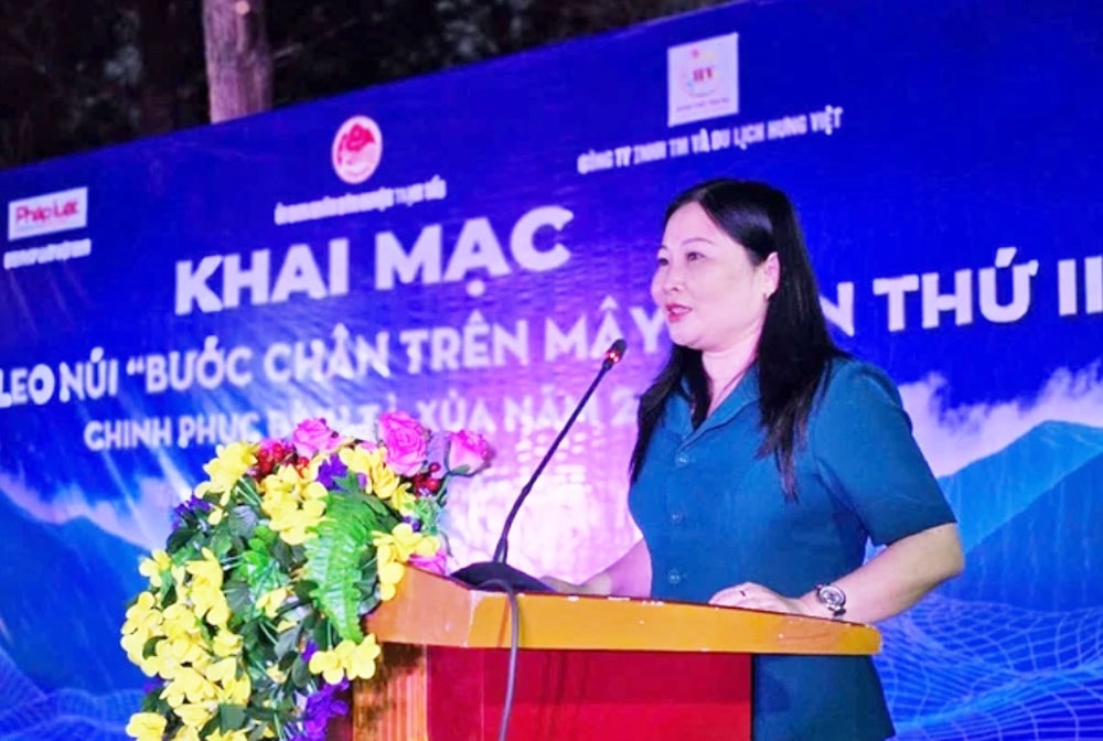 Bà Vũ Thị Hiền Hạnh - Phó Chủ tịch UBND tỉnh, Trưởng Ban Tổ chức các ngày lễ lớn và phát triển du lịch tỉnh Yên Bái, phát biểu tại buổi lễ