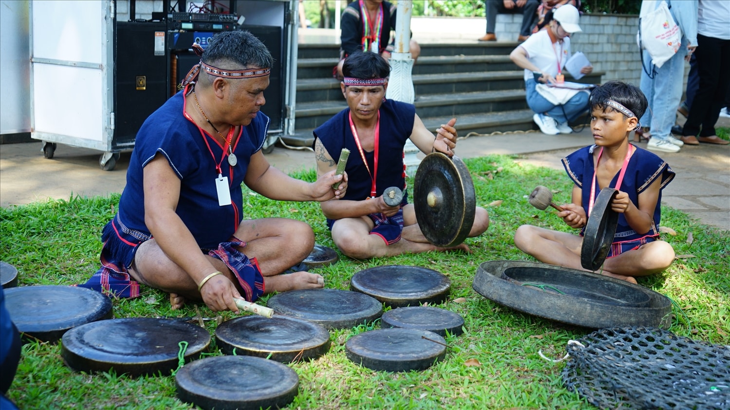 Nghệ nhân Ba Na huyện Kbang trình diễn chỉnh chiêng độc đáo Nghệ nhân Ba Na huyện Kbang trình diễn chỉnh chiêng độc đáo