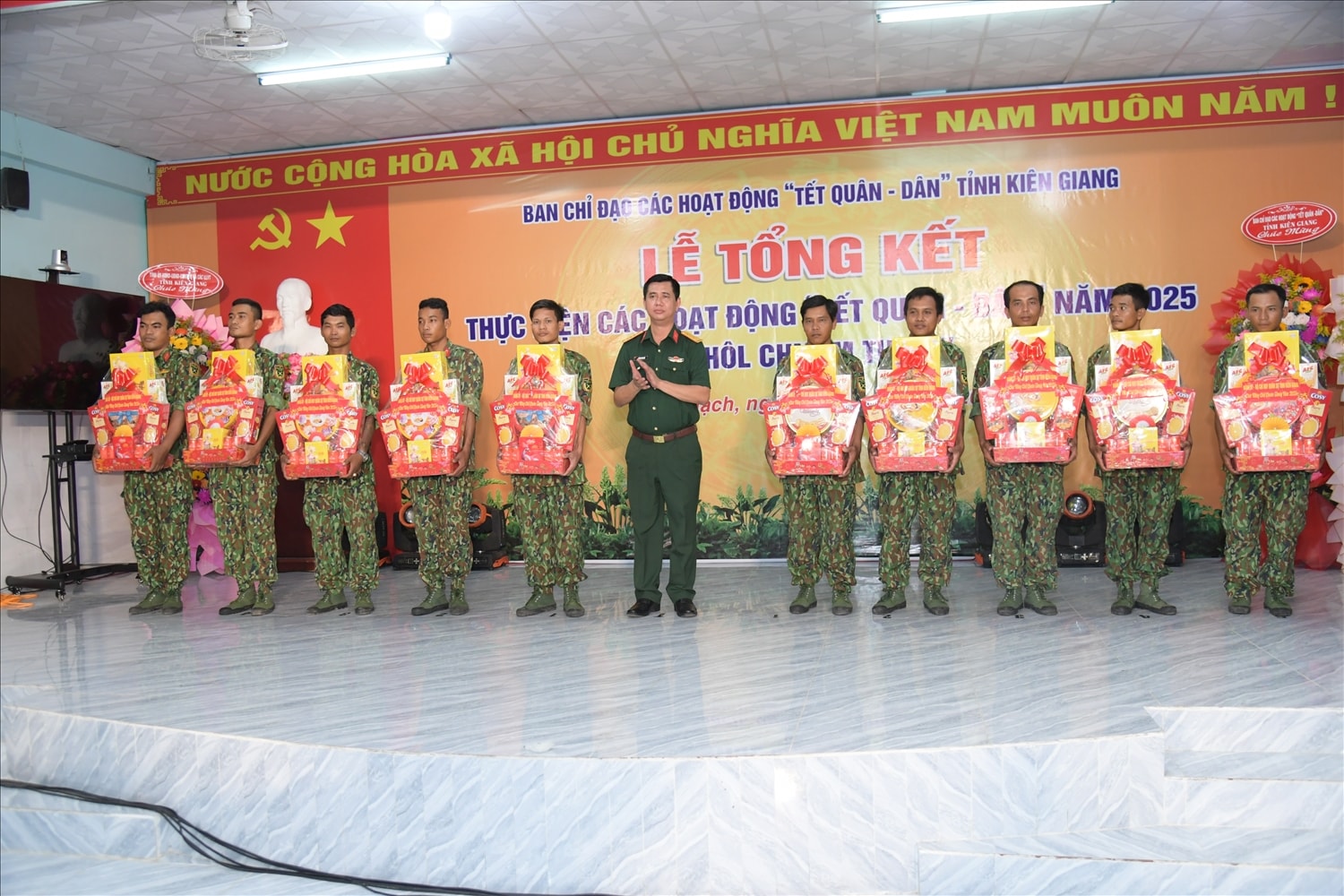 Đại tá Huỳnh Văn Khởi - Chính ủy Bộ Chỉ huy Quân sự tỉnh, Phó trưởng Ban Thường trực Ban Chỉ đạo các hoạt động “Tết Quân - Dân” tỉnh Kiên Giang tặng quà cho các dân quân tự vệ