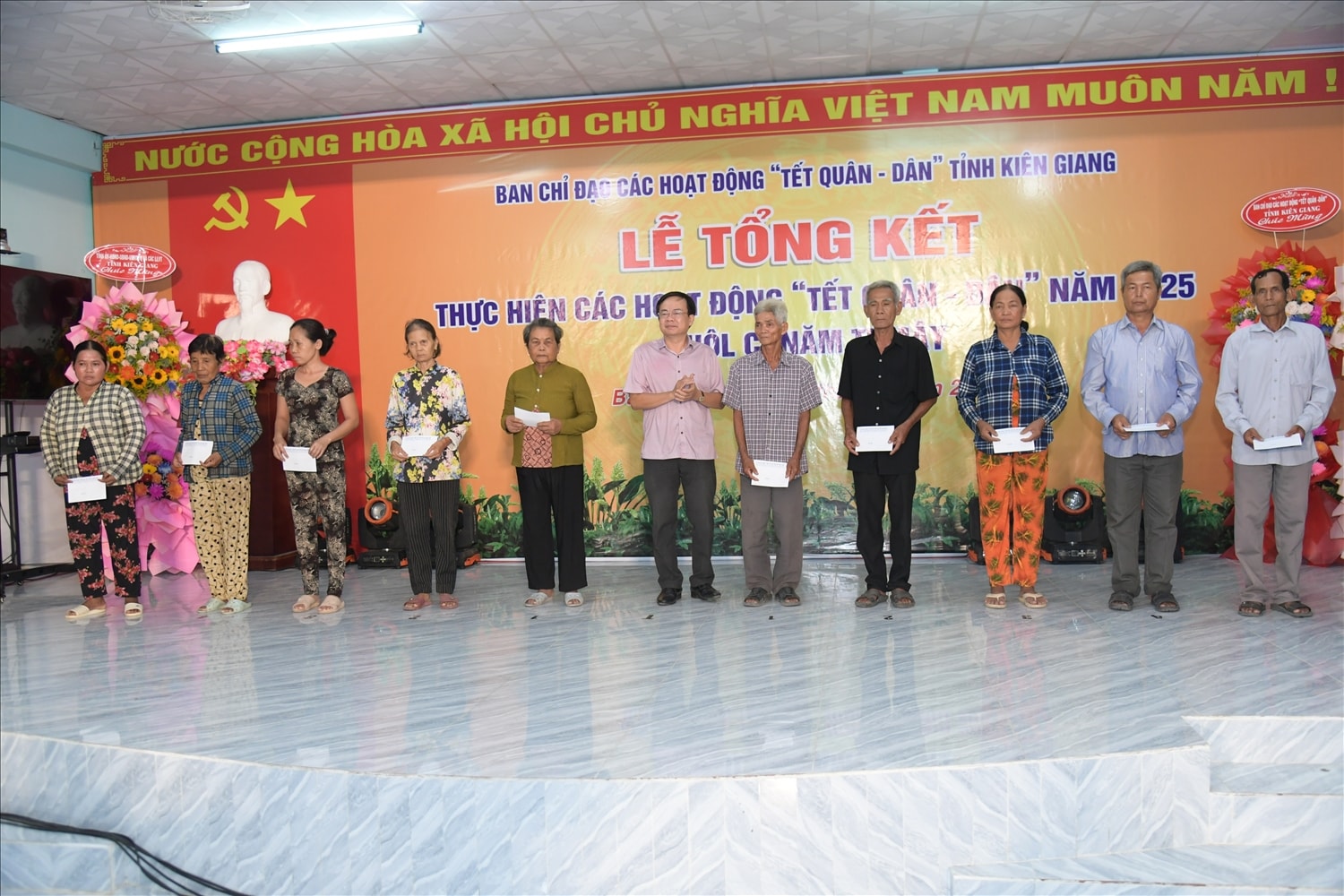 Chủ tịch Hội Nông dân tỉnh Kiên Giang Đỗ Trần Thịnh trao quà cho 10 hội viên nông dân có hoàn cảnh khó khăn