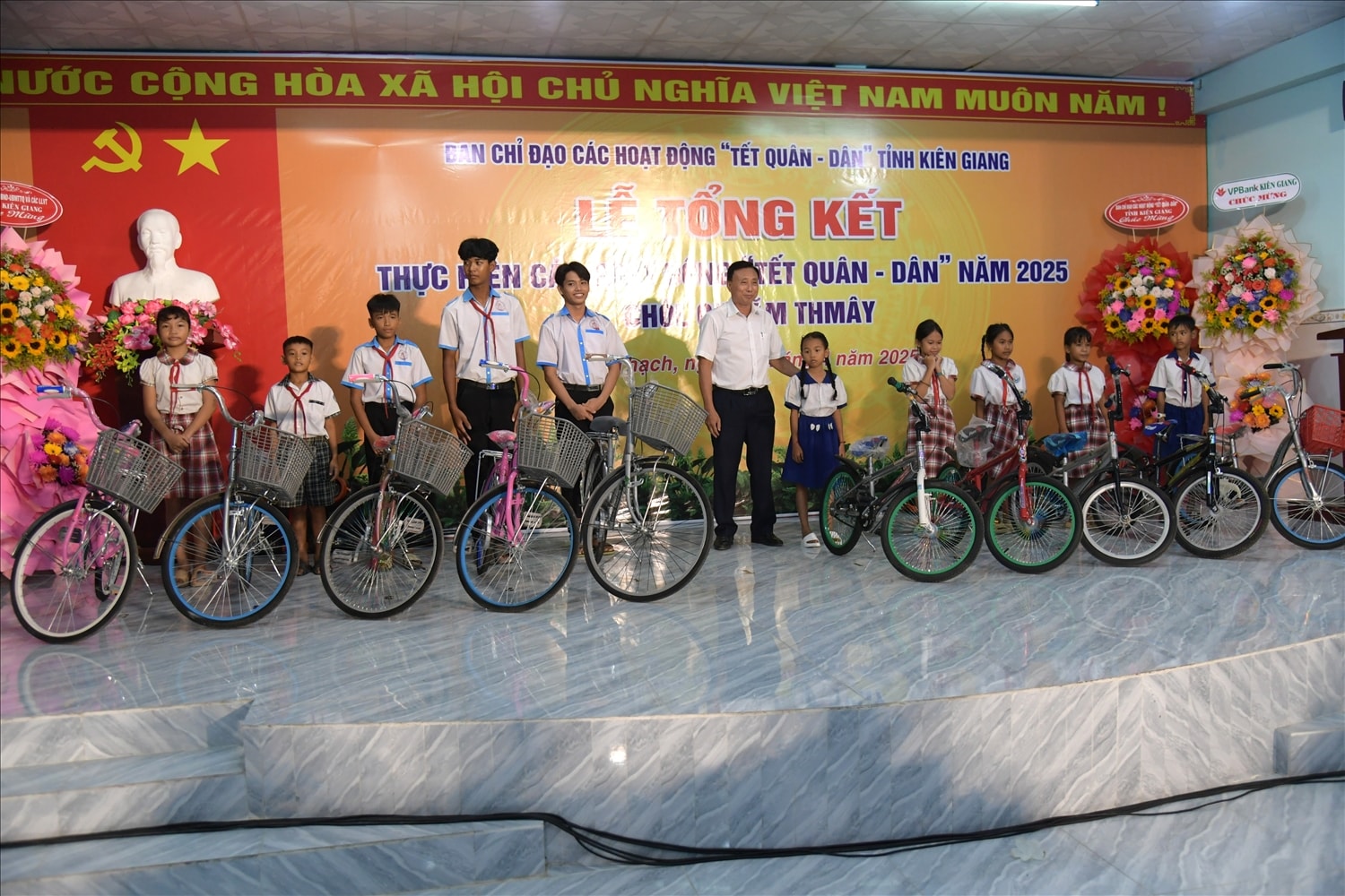 Phó Chủ tịch Hội bệnh nhân nghèo Lê Minh Khởi tặng 10 chiếc xe đạp cho các học sinh vượt khó, học giỏi