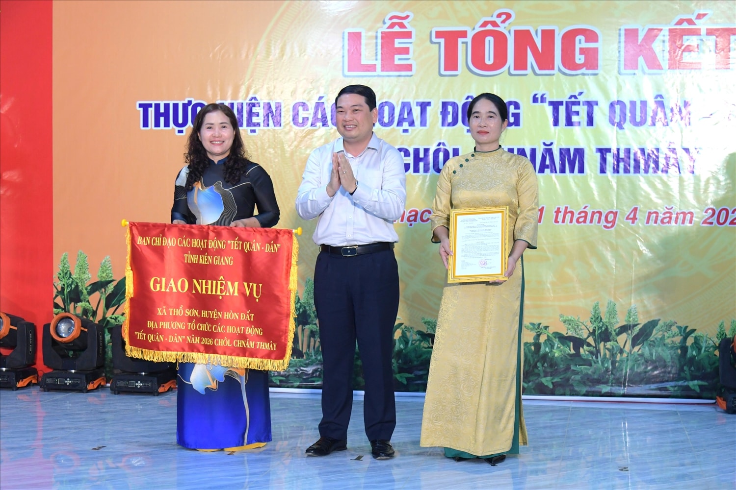 Phó Chủ tịch UBND tỉnh Kiên Giang Lê Trung Hồ trao quyết định và cờ giao nhiệm vụ tổ chức các hoạt động “Tết Quân - Dân” năm 2026 mừng tết Chôl Chnăm Thmây cho Đảng ủy, UBND xã Thổ Sơn (Hòn Đất)