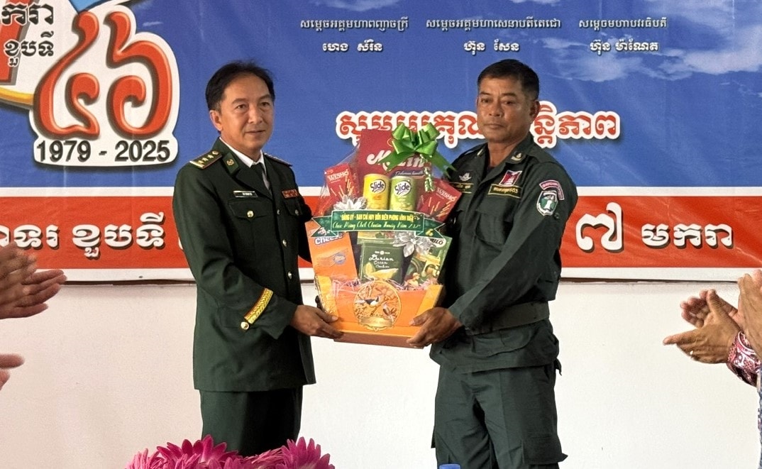 Thượng tá Âu Thành Trí, Đồn trưởng Đồn Biên phòng Vĩnh Điều, trao quà cho chỉ huy đồn Biên phòng bảo vệ biên giới Campuchia Thượng tá Âu Thành Trí, Đồn trưởng Đồn Biên phòng Vĩnh Điều, trao quà cho chỉ huy đồn Biên phòng bảo vệ biên giới Campuchia