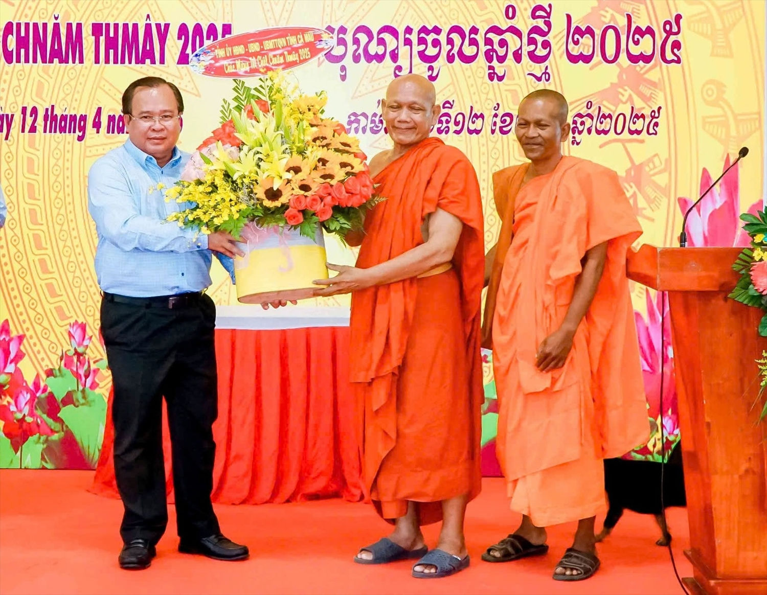 Phó Chủ tịch UBND tỉnh Cà Mau Nguyễn Minh Luân thay mặt Tỉnh ủy, HĐND, UBND, Ủy ban MTTQ Việt Nam tỉnh Cà Mau tặng hoa chúc mừng Tết cổ truyền đến Hội ĐKSSYN tỉnh