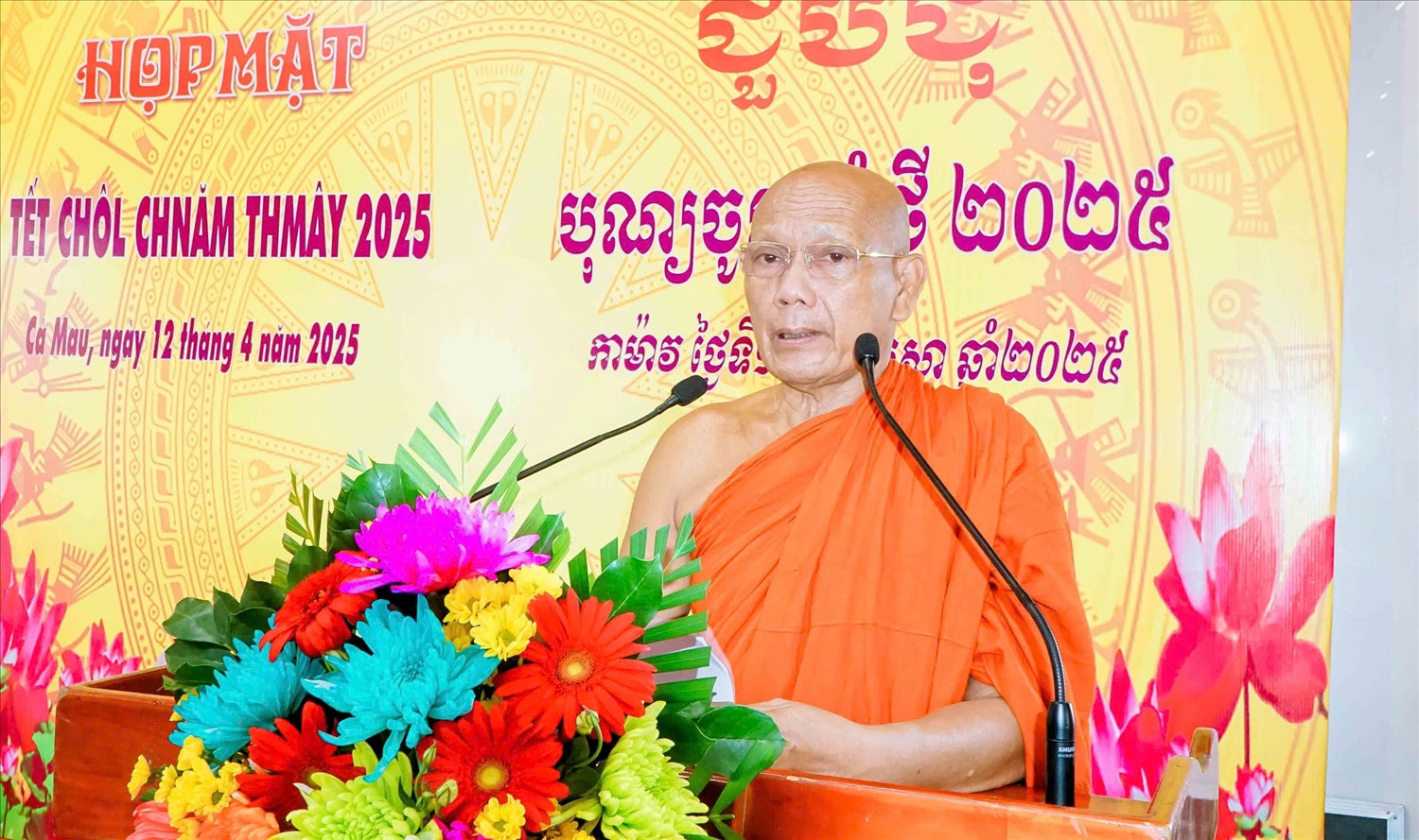 Hòa thượng Thạch Hà, Trưởng ban Trị sự GHPG Việt Nam tỉnh, Chủ tịch Hội ĐKSSYN tỉnh, Trụ trì chùa Monivongsa Bopharam phát biểu tại buổi họp mặt