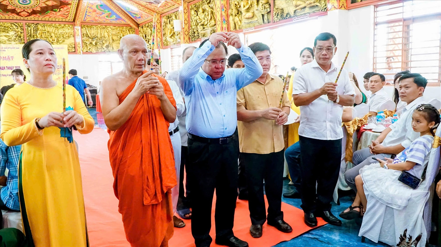 Các đại biểu tham dự họp mặt thực hiện nghi thức thắp hương lễ phật 