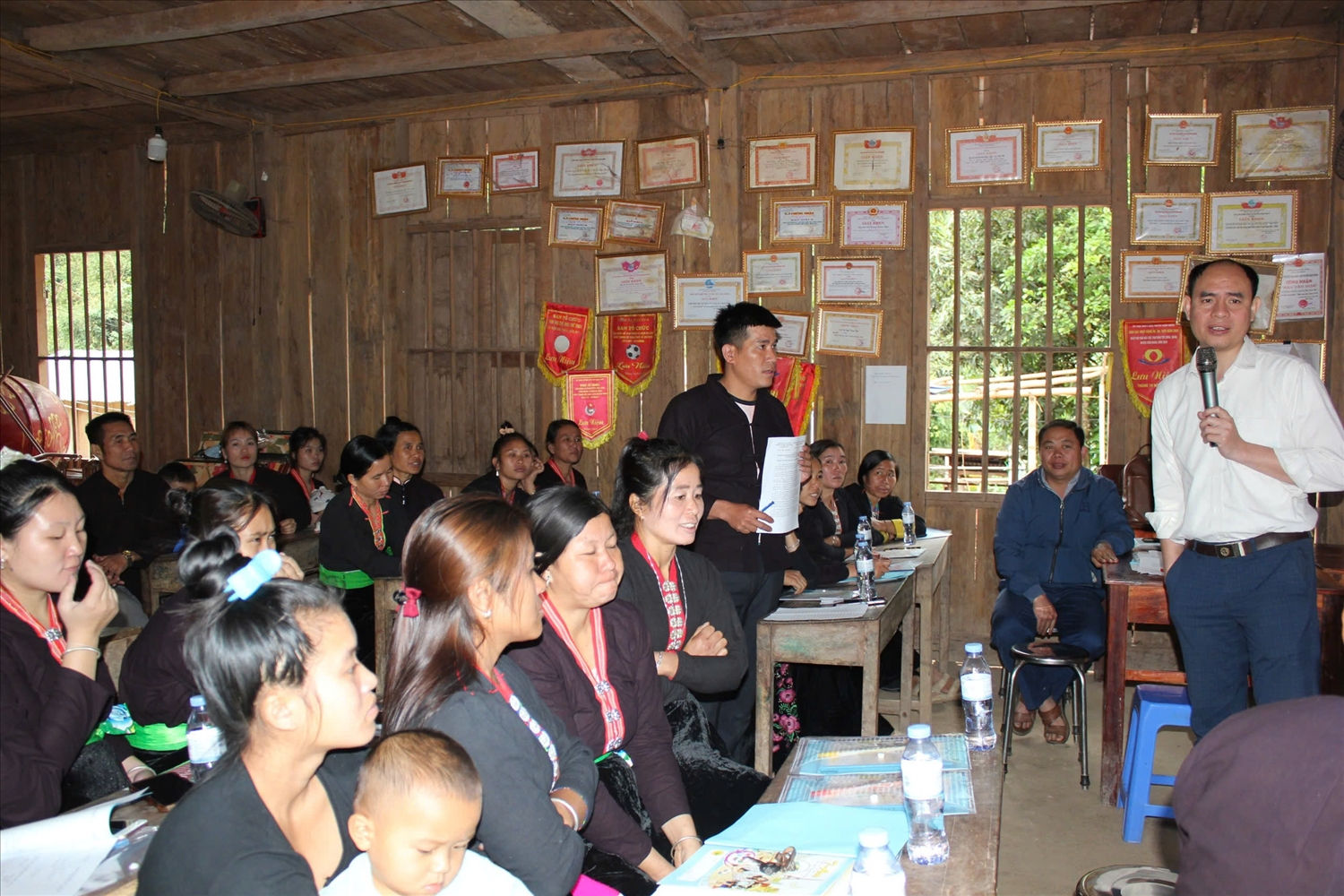 Cán bộ Phòng Văn hóa, Khoa học và Thông tin huyện Nậm Nhùn phát biểu khai giảng lớp dạy tiếng dân tộc Cống Cán bộ Phòng Văn hóa, Khoa học và Thông tin huyện Nậm Nhùn phát biểu khai giảng lớp truyền dạy tiếng dân tộc Cống