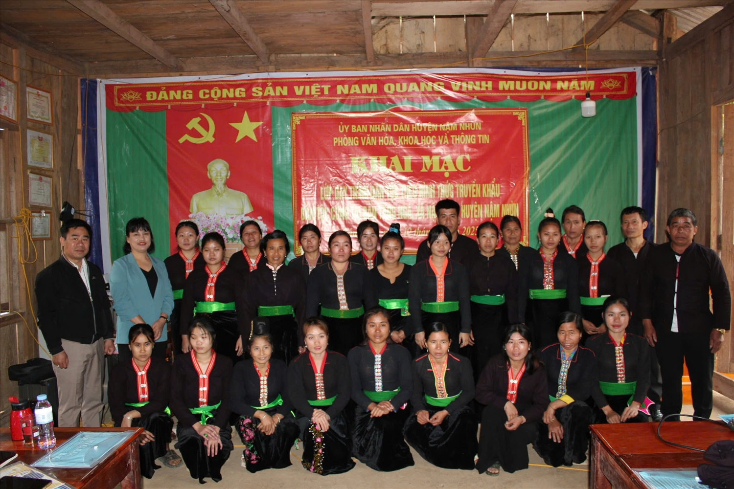 Các học viên chụp ảnh lưu niệm cùa Ban tổ chức lớp Các học viên chụp ảnh lưu niệm cùa Ban tổ chức lớp