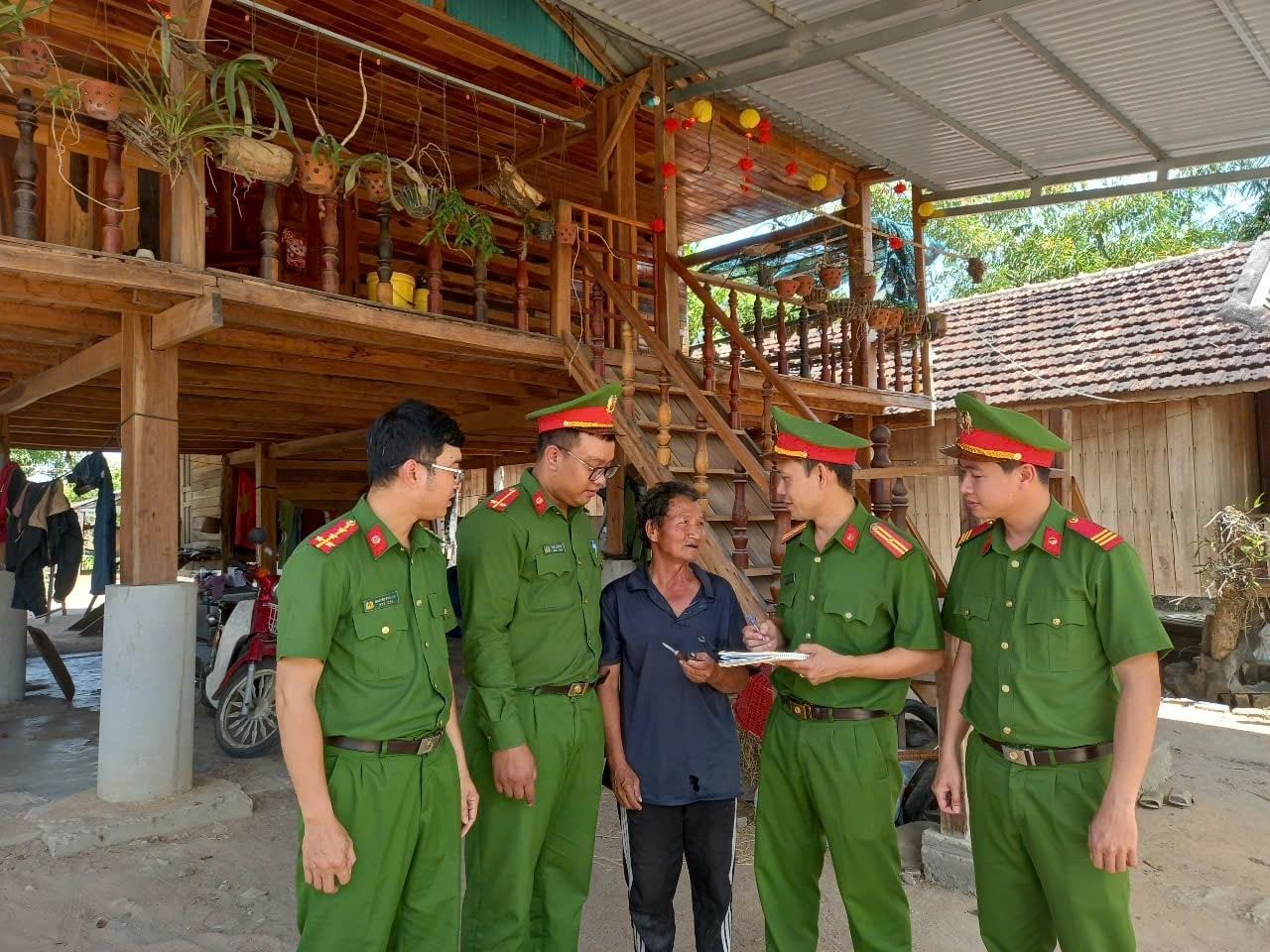 Công an xã Krông Pa tuyên truyền về tình hình ANTT cho người dân