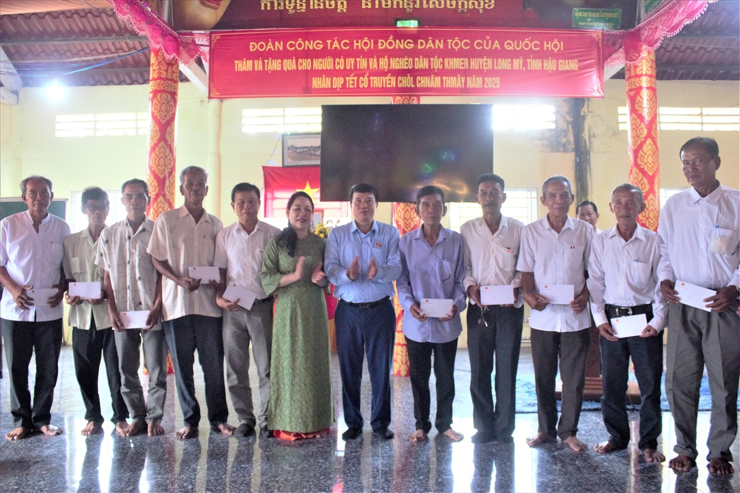 Hội đồng Dân tộc của Quốc hội cùng Bộ Dân tộc và Tôn giáo thăm, chúc Tết Chôl Chnăm Thmây đồng bào Khmer tại Hậu Giang 