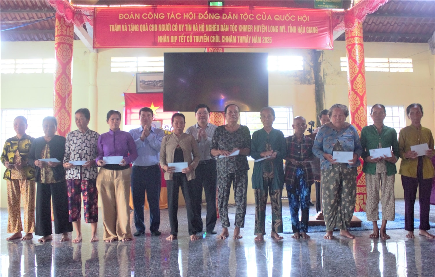 Chủ tịch Hội đồng Dân tộc của Quốc hội Y Thanh Hà Niê Kđăm và Phó Bí thư Thường trực Tỉnh ủy, Trưởng đoàn Đại biểu Quốc hội tỉnh Hậu Giang Nguyễn Tuấn Anh trao quà cho các hộ gia đình dân tộc Khmer có hoàn cảnh khó khăn trên địa bàn