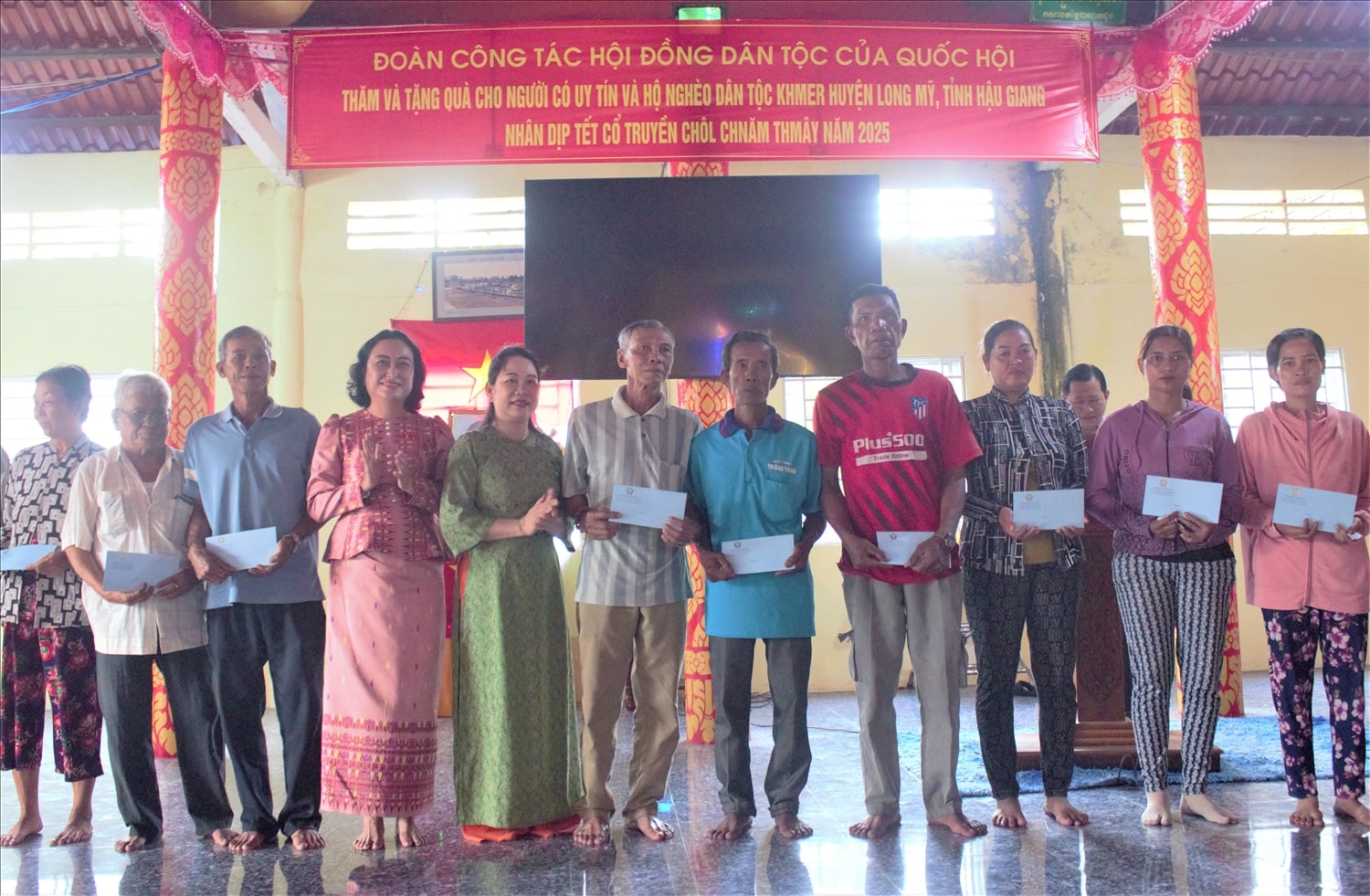 Phó Chủ tịch Hội đồng Dân tộc của Quốc hội Trần Thị Hoa Ry và Thứ trưởng Bộ Dân tộc và Tôn giáo Nông Thị Hà trao quà cho các hộ gia đình dân tộc Khmer có hoàn cảnh khó khăn trên địa bàn