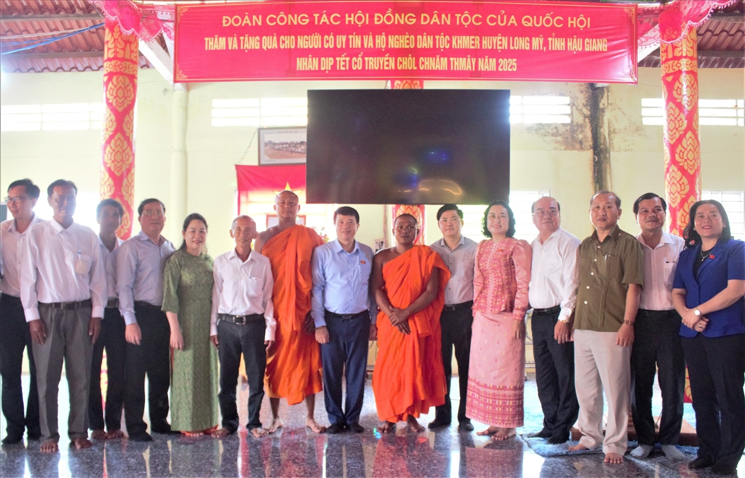 Đoàn công tác, lãnh đạo tỉnh Hậu Giang và các vị Hòa thượng, Thượng tọa, sư sãi Phật giáo Nam tông Khmer chụp ảnh lưu niệm