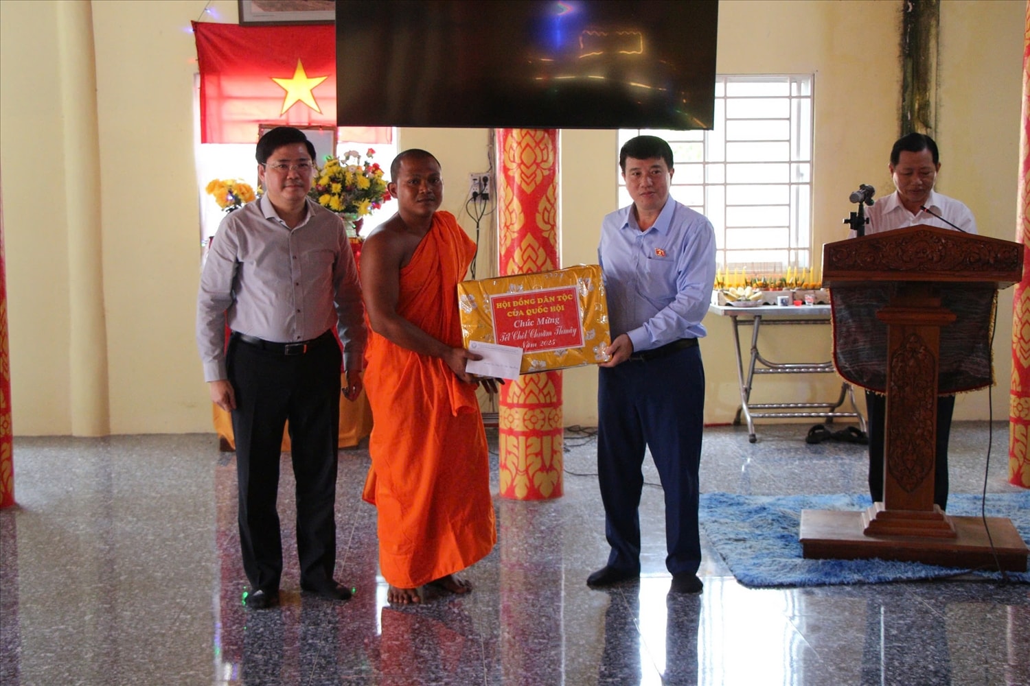 Chủ tịch Hội đồng Dân tộc của Quốc hội Y Thanh Hà Niê Kđăm trao quà chúc Tết cho chùa Pô Thi Vongsa 