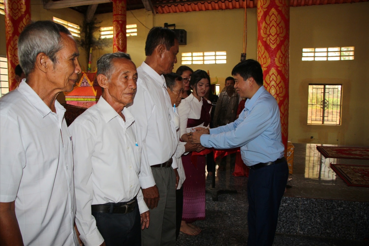 Chủ tịch Hội đồng Dân tộc của Quốc hội Y Thanh Hà Niê Kđăm trao quà cho người có uy tín trong đồng bào Khmer