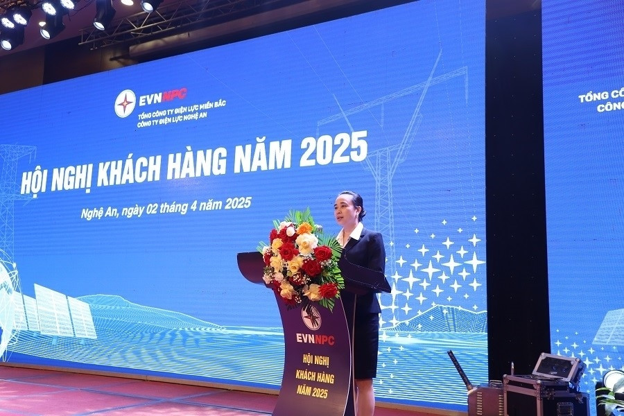 Bà Đỗ Nguyệt Ánh – Bí thư Đảng ủy, Chủ tịch HĐTV Tổng công ty Điện lực miền Bắc phát biểu tại Hội nghị Khách hàng năm 2025 tại Nghệ An.