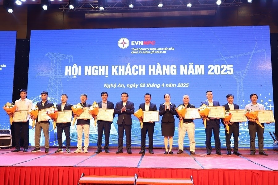 EVNNPC vinh danh các khách hàng tiêu biểu – Những đơn vị tích cực đồng hành cùng ngành điện trong các chương trình tiết kiệm điện và điều chỉnh phụ tải.