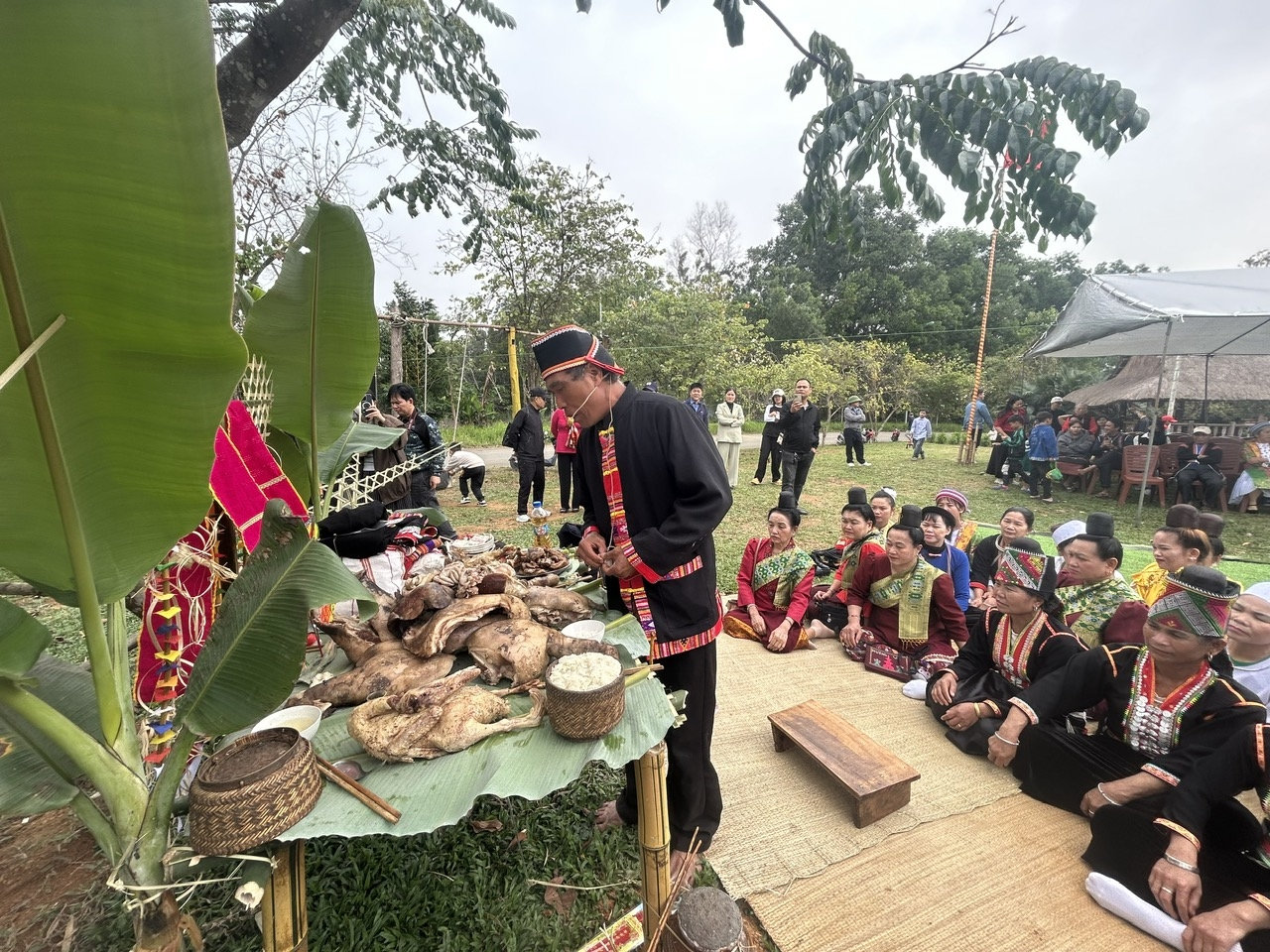 Trong phần lễ, thầy cúng thay mặt dân làng dâng lễ vật, đọc lời khấn, cầu xin thần linh phù hộ