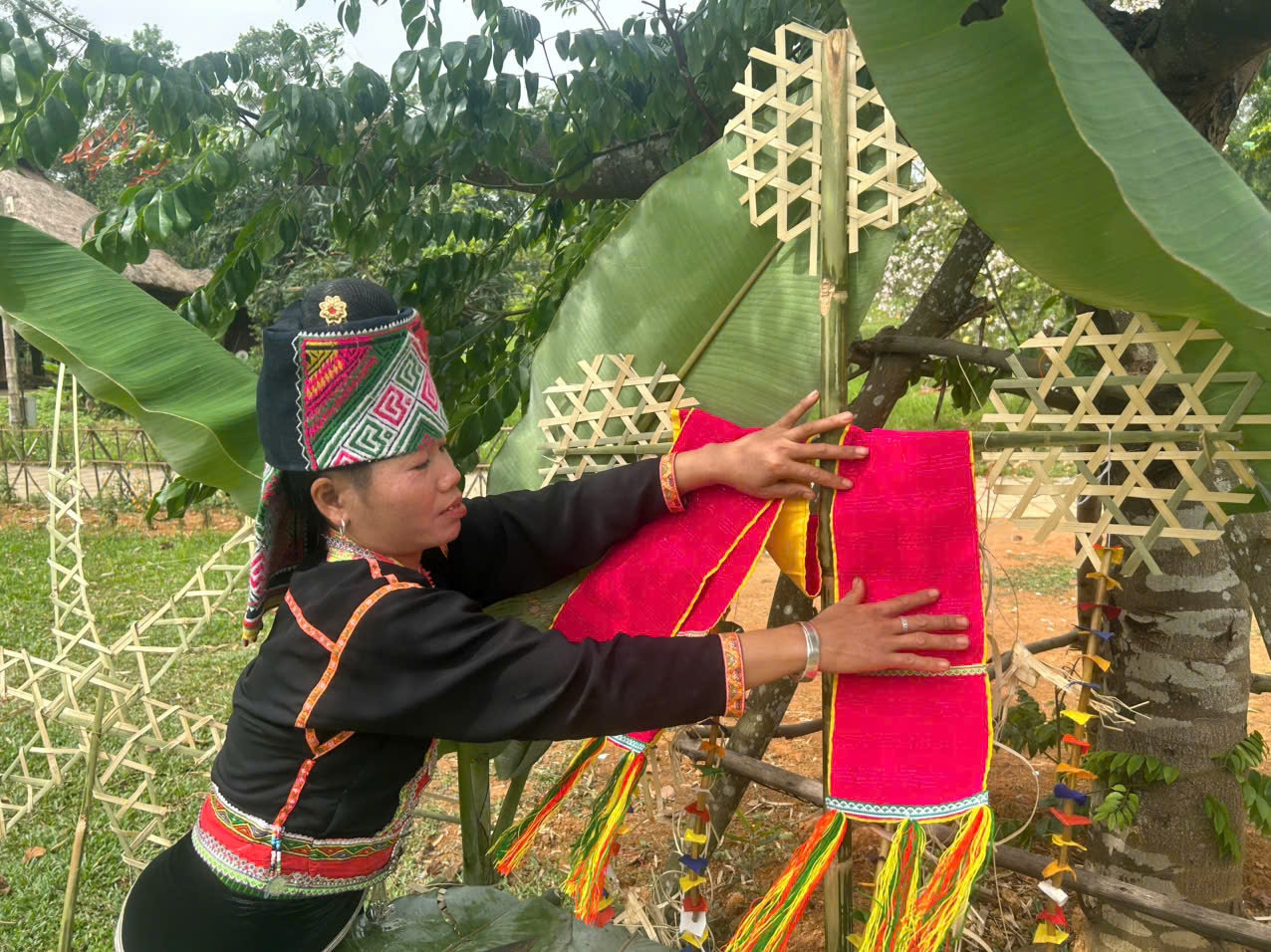 Địa điểm tổ chức thường là khu đất linh thiêng – nơi có cây cổ thụ hoặc gần đầu nguồn nước