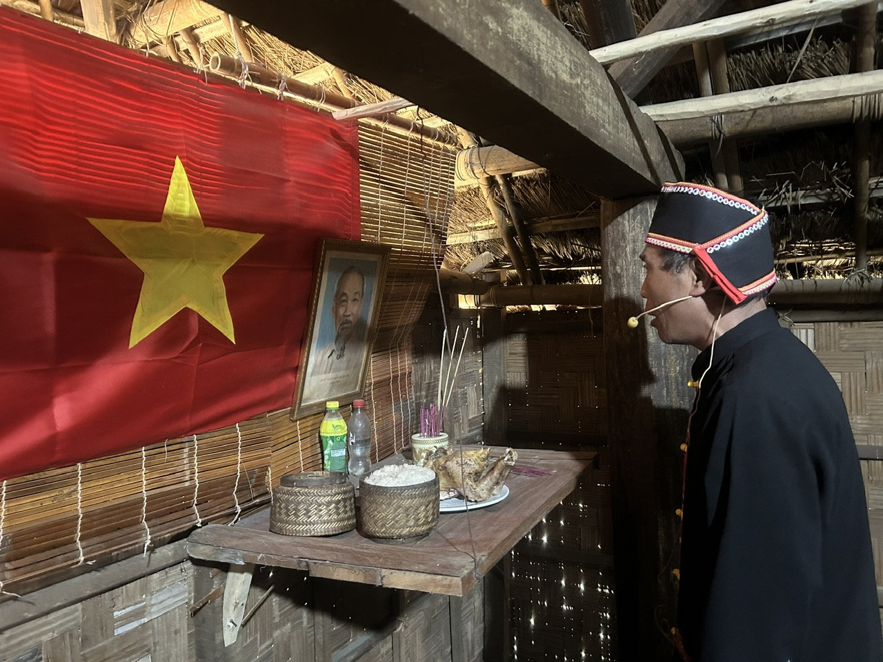Sau khi làm xong nghi lễ chính ở ngoài trời, thầy cúng sẽ làm lễ tại bàn thờ tổ tiên để  để báo tổ tiên con cháu đã hoàn thành công việc mời ma làng và các thần linh về dự lễ