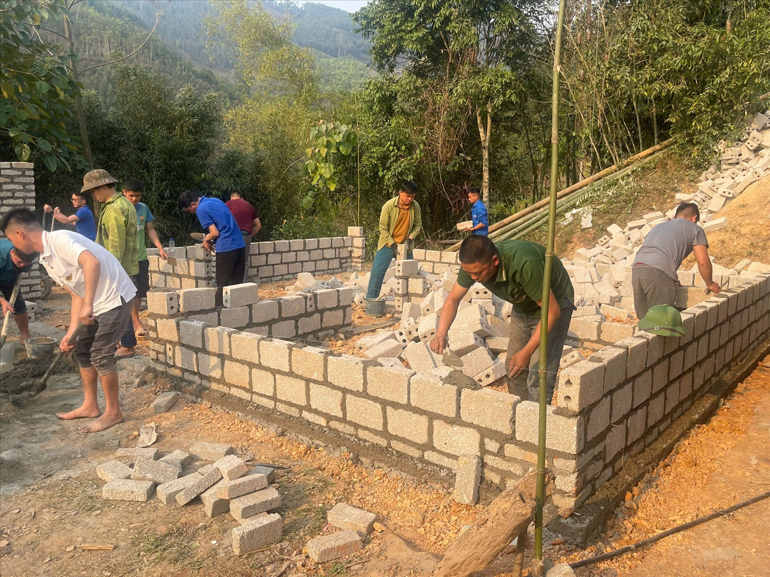 Thực hiện phong trào xóa nhà tạm, nhà dột nát, anh Công Văn Thạo rất tích cực tham gia  vận động bà con trong thôn hỗ trợ xây dựng nhà dột nát cho hộ gia đình nghèo 