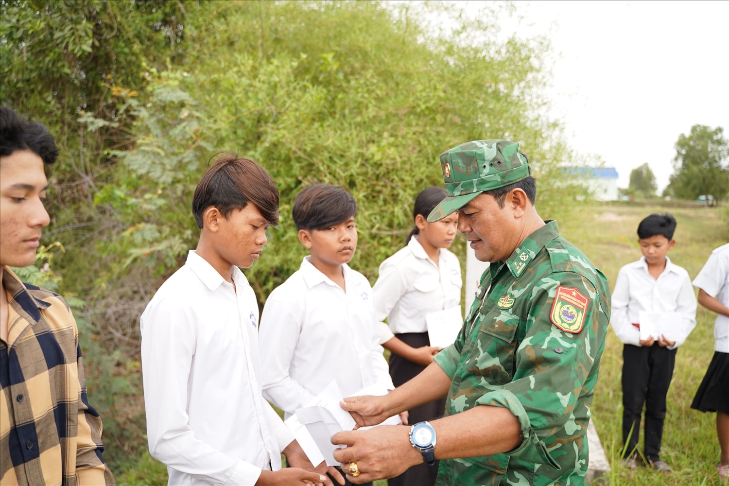 Thượng tá Danh Kim Huôl, Chính trị viên Đồn Biên phòng Phú Mỹ trao kinh phí “Nâng bước em tới trường” cho học sinh Campuchia Thượng tá Danh Kim Huôl, Chính trị viên Đồn Biên phòng Phú Mỹ trao kinh phí “Nâng bước em tới trường” cho học sinh Campuchia