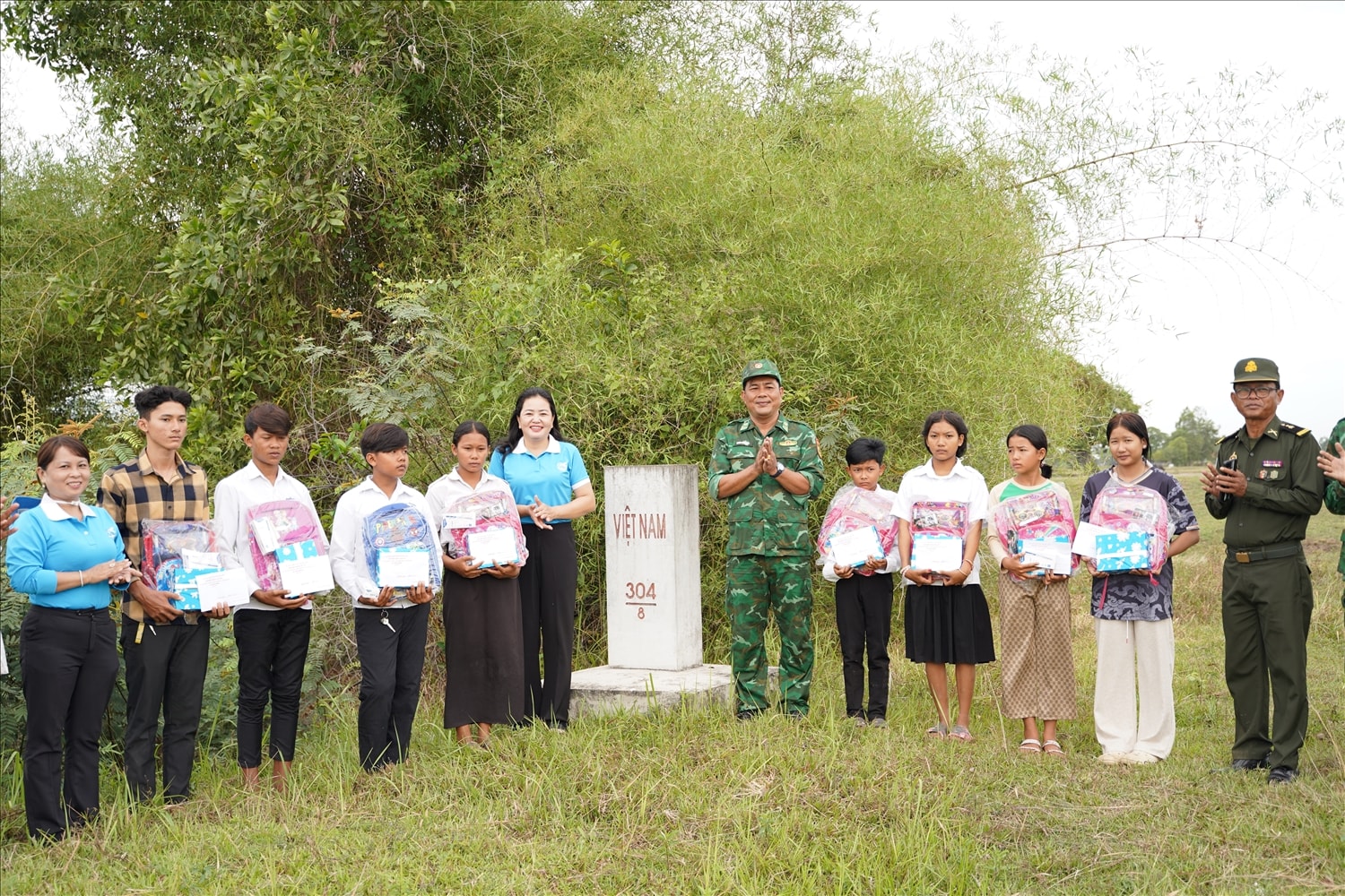 Đại diện Đồn Biên phòng Phú Mỹ và Hội Liên hiệp Phụ nữ huyện Giang Thành và lực lượng bảo vệ biên giới của Campuchia tổ chức tặng quà, trao kinh phí “Nâng bước em tới trường” cho học sinh Campuchia Đại diện Đồn Biên phòng Phú Mỹ và Hội Liên hiệp Phụ nữ huyện Giang Thành và lực lượng bảo vệ biên giới của Campuchia tổ chức tặng quà, trao kinh phí “Nâng bước em tới trường” cho học sinh Campuchia