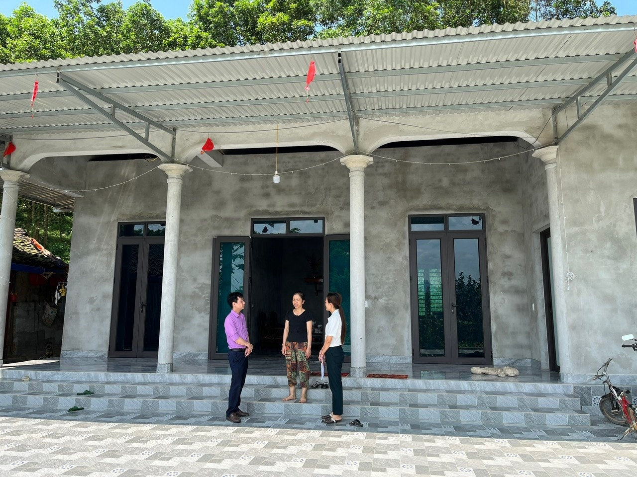 Chị Nguyễn Thị Uyên, xóm Vang, xã Liên Minh, huyện Võ Nhai, tỉnh Thái Nguyên phấn khởi chia sẻ với cán bộ huyện Võ Nhai khi được hỗ trợ xây dựng căn nhà mới khang trang, kiên cố.