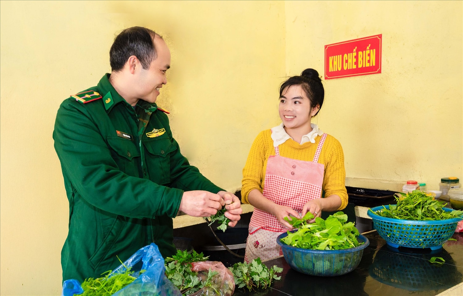 Ngày hôm nay, cùng với các thầy cô giáo tại Điểm trường, cán bộ, chiến sĩ Đồn Biên phòng Thàng Tín cùng vào bếp để chuẩn bị bữa ăn cho các con.