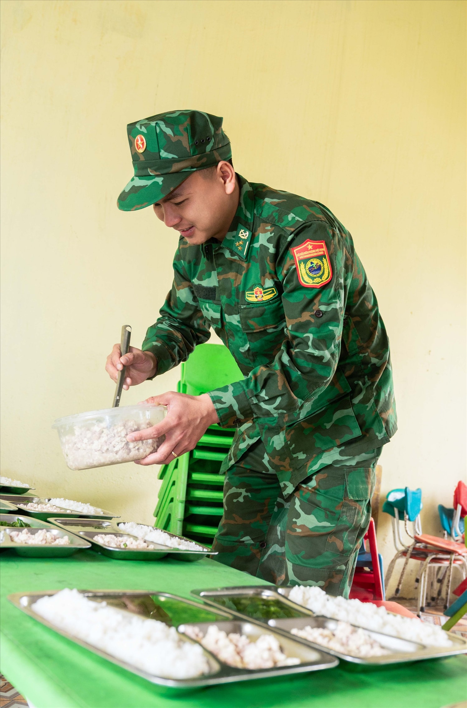 Đối với nhiều học sinh có hoàn cảnh khó khăn, bữa cơm ở trường đôi khi chính là bữa ăn chính trong ngày.