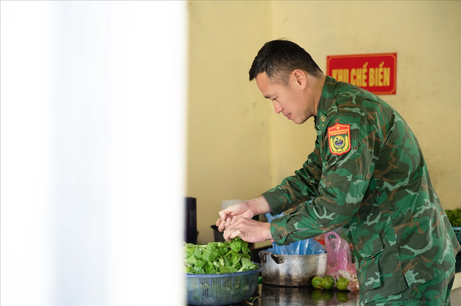 Phó Đồn trưởng Đồn Biên phòng Thàng Tín Nguyễn Hữu Hoàng chuẩn bị thực phẩm cho các em học sinh. Xa gia đình, làm nhiệm vụ ở biên giới, thế nên tình cảm dành cho các con ở quê nhà được anh dành trọn vẹn cho lũ trẻ. 