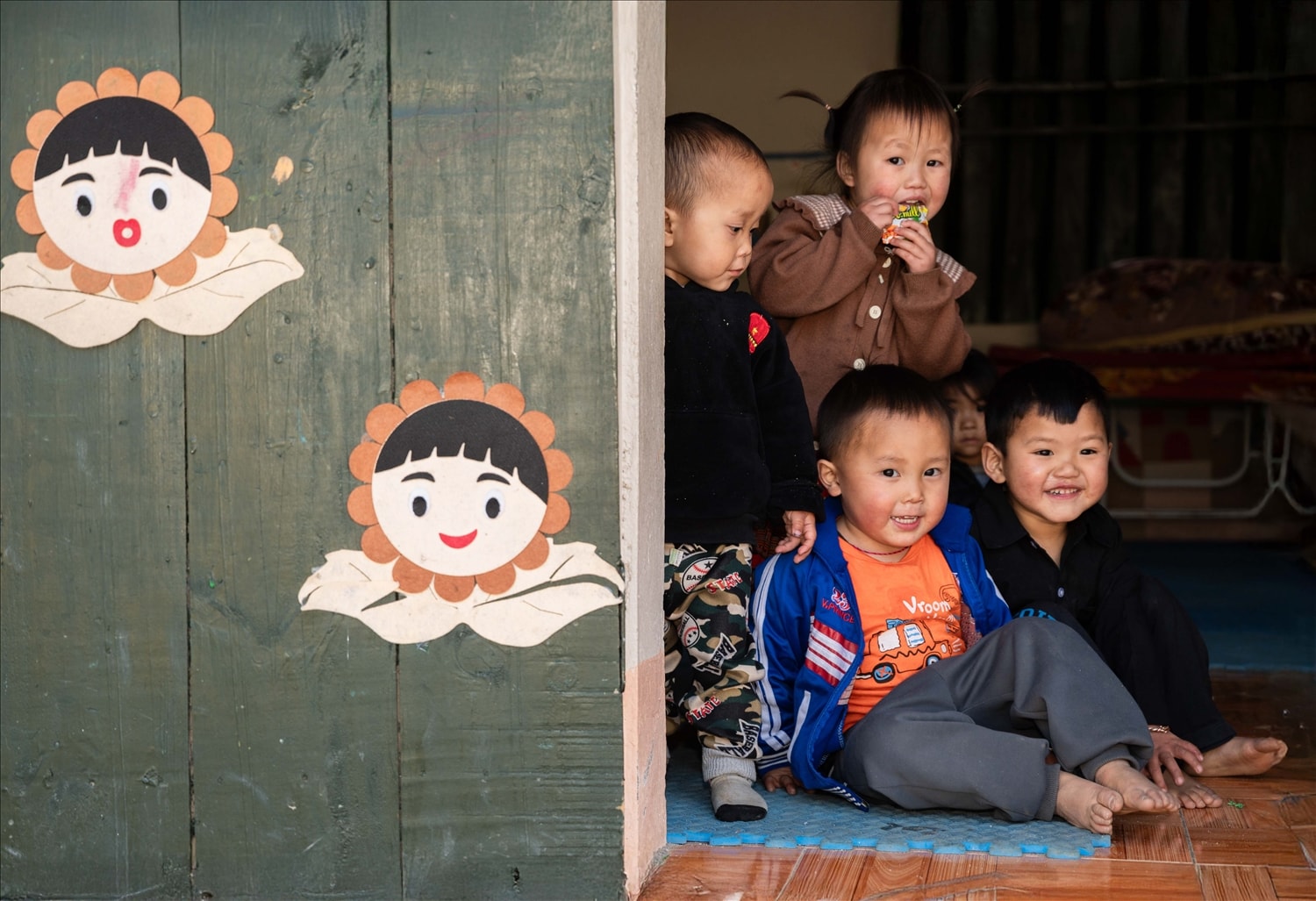 Những đứa trẻ luôn háo hứa với bữa cơm cho em