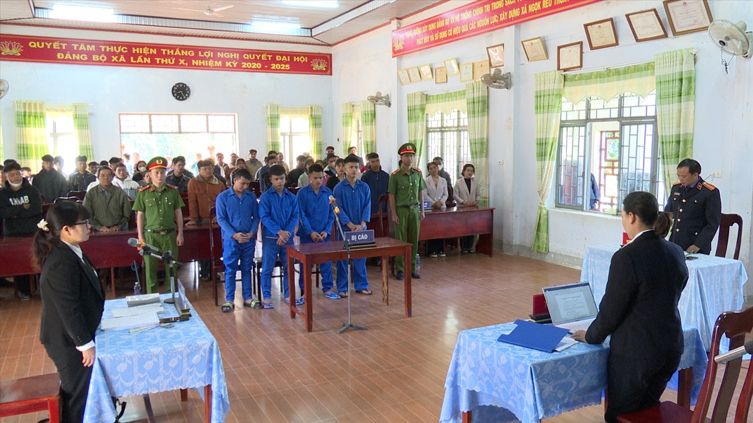 Tòa án nhân dân huyện Đăk Hà tổ chức nhiều phiên tòa xét xử lưu động các vụ án liên quan đến ma túy, nhằm tuyên truyền, phổ biến, giáo dục pháp luật cho người dân vùng đồng bào DTTS