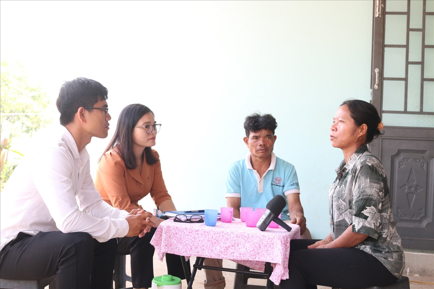 Bà Y Nhua (ngoài cùng bên phải), làng Kon Rôn, xã Ngọk Réo, huyện Đăk Hà kể lại việc con trai U Khải bị bắt về tội sử dụng chất ma túy