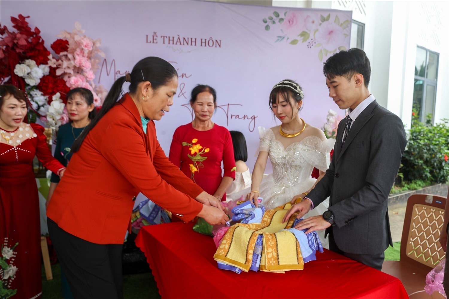 Sau tiệc cưới, người thân trong gia đình chú rể sẽ bỏ tiền mừng vào chiếc chậu bên dưới những chiếc khăn mặt
