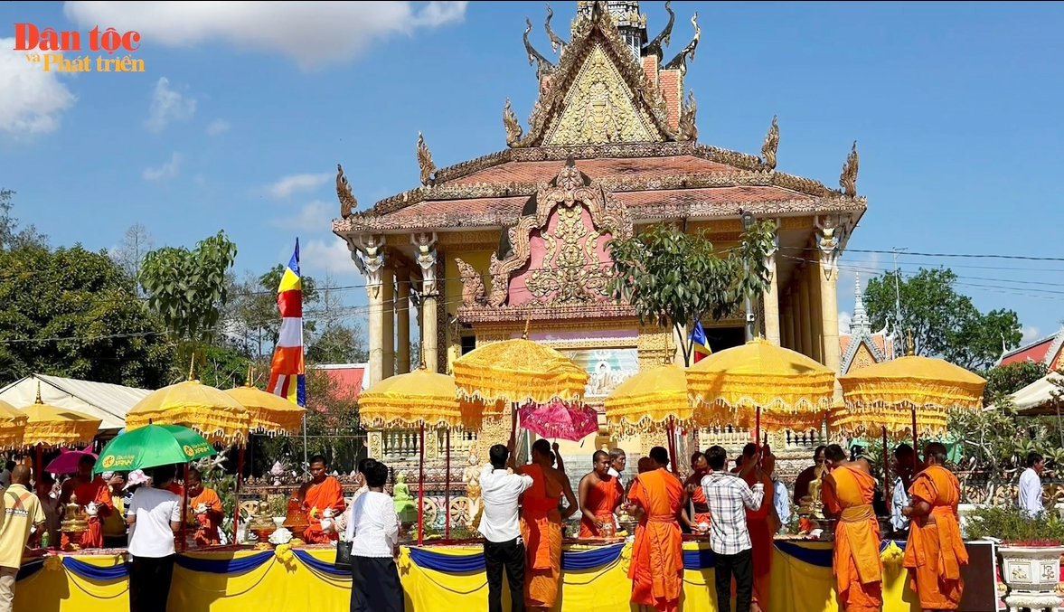 Phum sóc rộn ràng Tết Chôl Chnăm Thmây