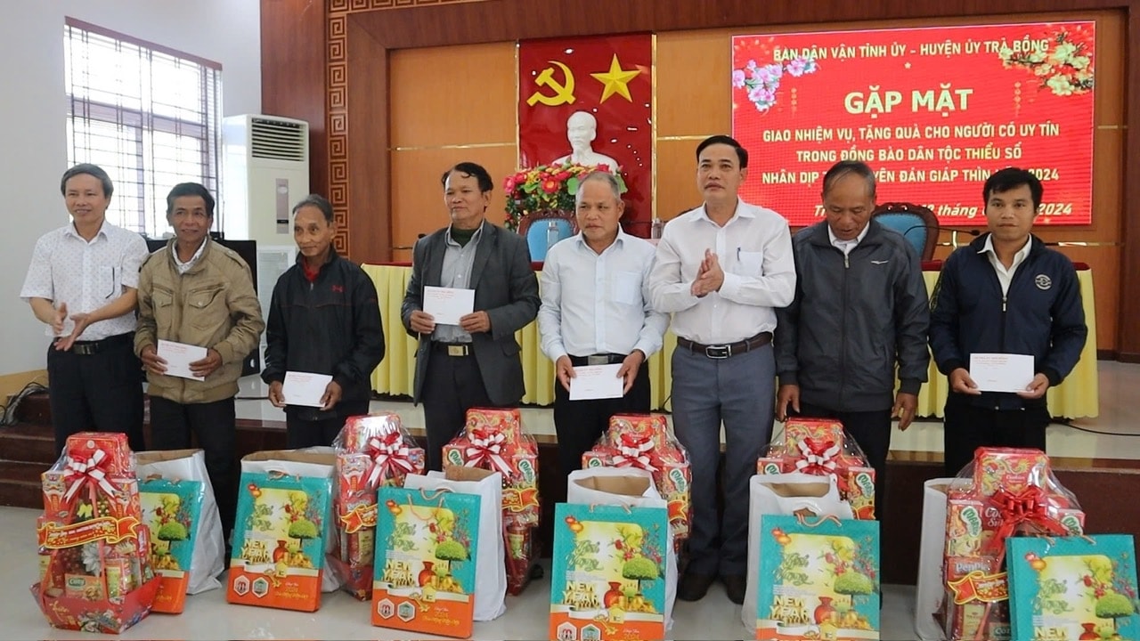 Lãnh đạo huyện Trà Bồng tặng quà người có uy tín trong đồng bào dân tộc thiểu số