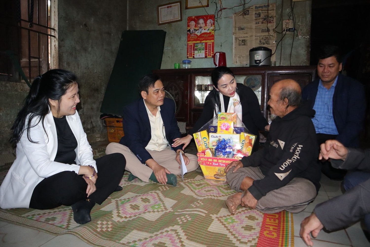 Lãnh đạo huyện Trà Bồng thăm, tặng quà gia đình có công cách mạng nhân dịp kỷ niêm 50 năm giải phóng