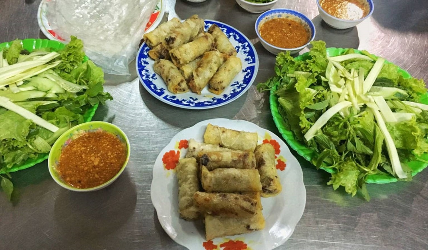 Món này thường được ăn kèm với rau sống như xà lách, dưa leo, rau thơm, chuối chát và chấm với nước mắm tỏi ớt pha chua ngọt. 