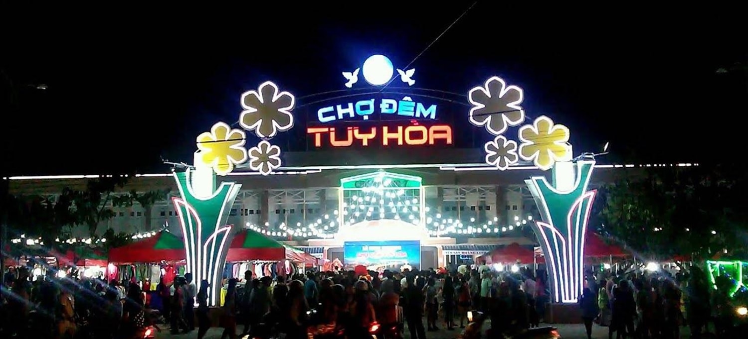 Chợ Đêm Tuy Hòa là địa điểm thú vị đáp ứng đa dạng nhu cầu của du khách khi đến Phú Yên