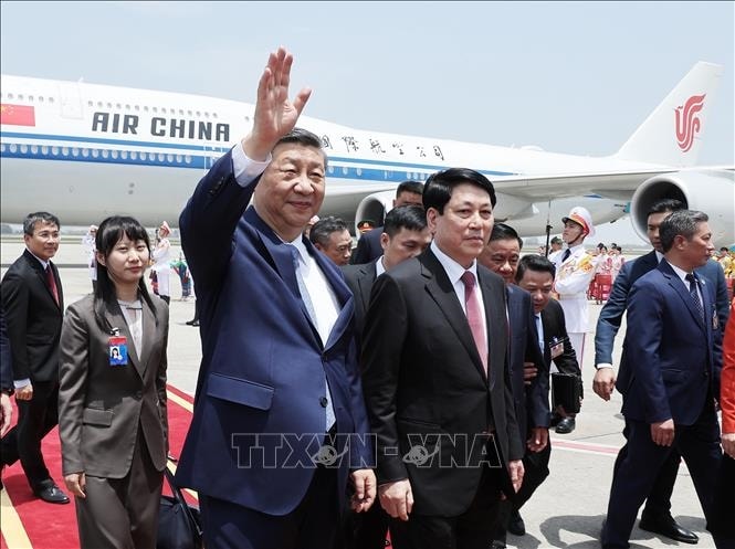 Đồng chí Lương Cường, Ủy viên Bộ Chính trị, Chủ tịch nước Cộng hòa xã hội chủ nghĩa Việt Nam đón Tổng Bí thư, Chủ tịch nước Trung Quốc Tập Cận Bình tại Sân bay quốc tế Nội Bài. Ảnh: Lâm Khánh/TTXVN